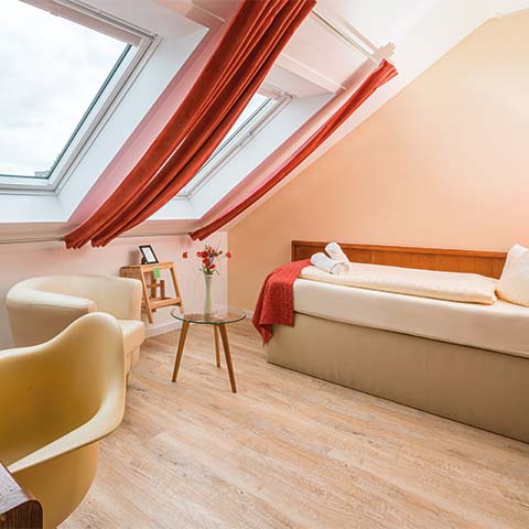 Einzelzimmer oder Doppelzimmer für Ihren nächsten Urlaub buchen. Ihr Hotel in Bad Oeynhausen.